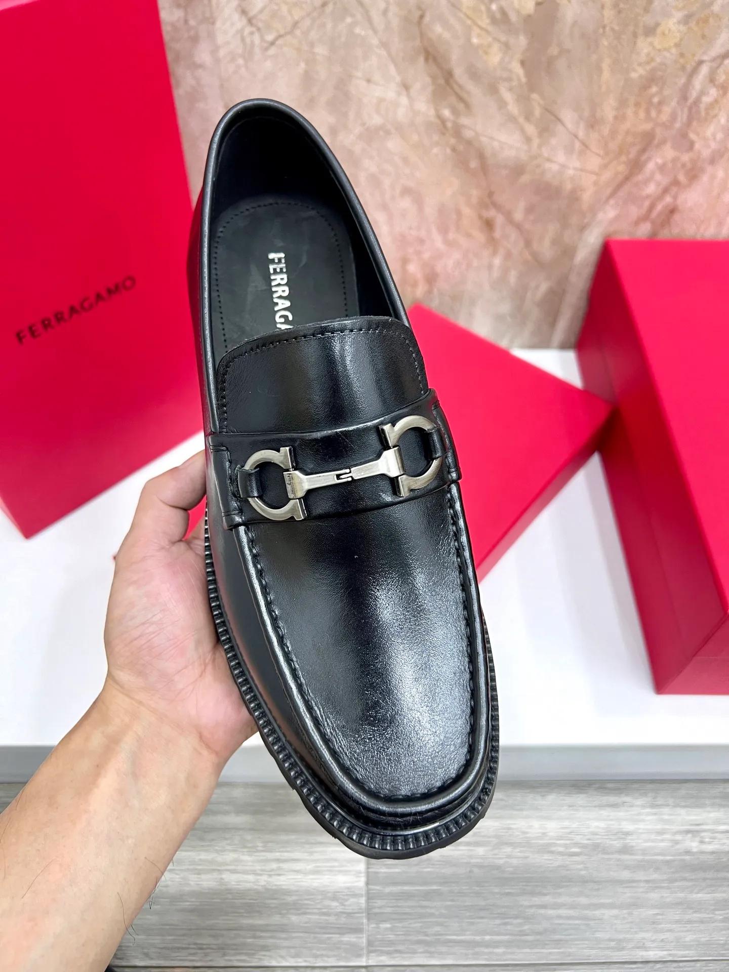 Original quality P580 Brand: Ferragamo Standard size: Men's size 38/44 (45.46 can be customized) Grade: Same style as the official website High-quality men's shoes Material: Customized first-layer calfskin with water-dyed cowhide lining Cowhide tiptoe Original non-slip and wear-resistant rubber outsole Style category: Men's formal business leather shoes are young and fashionable European and American trends British style Casual matching and comfortable feet Color: actual picture